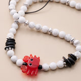 Κολιέ Με Λευκές Χάντρες Και Κρεμαστό Καβουράκι