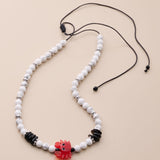 Κολιέ Με Λευκές Χάντρες Και Κρεμαστό Καβουράκι