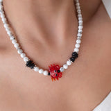 Κολιέ Με Λευκές Χάντρες Και Κρεμαστό Καβουράκι