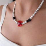 Κολιέ Με Λευκές Χάντρες Και Κρεμαστό Καβουράκι