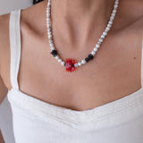 Κολιέ Με Λευκές Χάντρες Και Κρεμαστό Καβουράκι