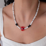 Κολιέ Με Λευκές Χάντρες Και Κρεμαστό Καβουράκι