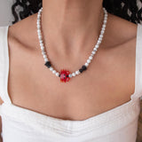 Κολιέ Με Λευκές Χάντρες Και Κρεμαστό Καβουράκι