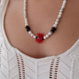 Κολιέ Με Λευκές Χάντρες Και Κρεμαστό Καβουράκι