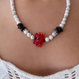 Κολιέ Με Λευκές Χάντρες Και Κρεμαστό Καβουράκι