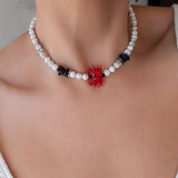 Κολιέ Με Λευκές Χάντρες Και Κρεμαστό Καβουράκι