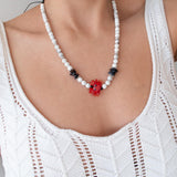 Κολιέ Με Λευκές Χάντρες Και Κρεμαστό Καβουράκι