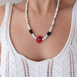 Κολιέ Με Λευκές Χάντρες Και Κρεμαστό Καβουράκι